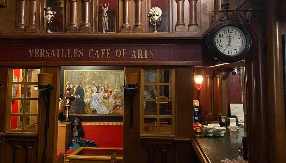 Café Versailles, une galerie d'art vivant à Rabat L'Océan